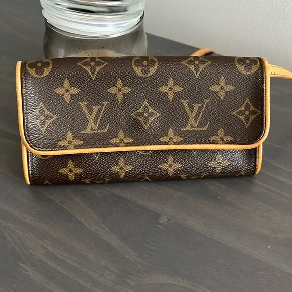 AUTHENTIC LOUIS VUITTON MONOGRAM TWIN POCHETTE CA0090 Clutch/Crossbody bag - Picture 2 of 11